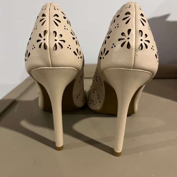 New- Lauren Conrad Floral Heels-Size 8 - Picture 3 of 5